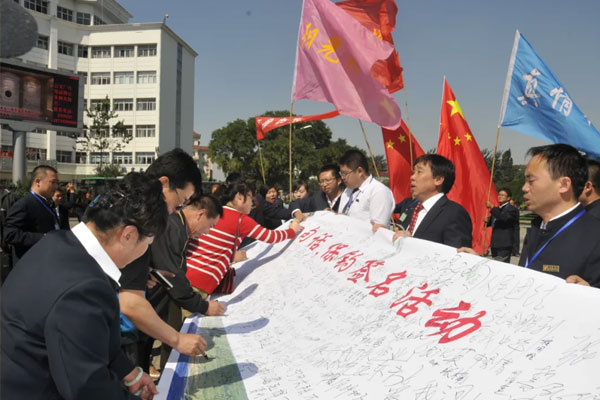 保钓爱国署名活动现场 保钓爱国署名活动现场