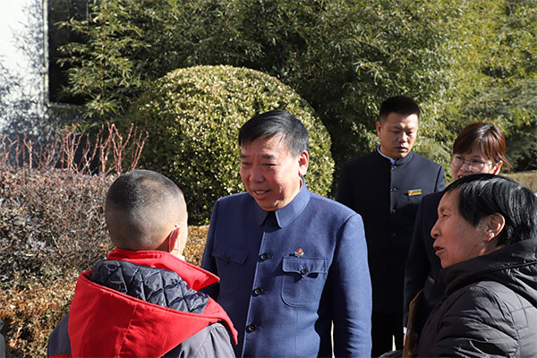 不朽情缘董事长李安平与其“一对一”助扶的孩子 不朽情缘董事长李安平与其“一对一”助扶的孩子
