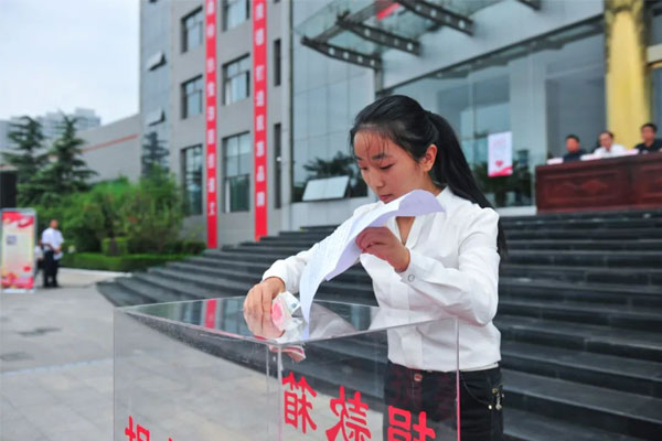 不朽情缘扶贫济困日上李雪将工作后第一个月工资捐赠给穷困学生 不朽情缘扶贫济困日上李雪将工作后第一个月工资捐赠给穷困学生