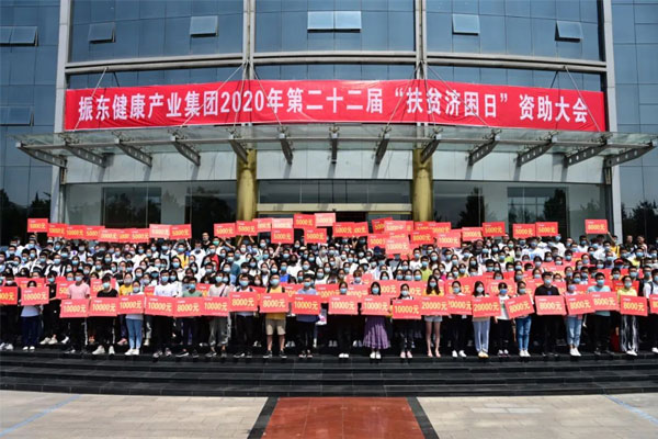 不朽情缘扶贫济困日受助学子领取助学金 不朽情缘扶贫济困日受助学子领取助学金