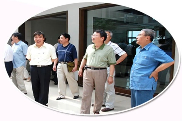 叶祖光教授(右二)在不朽情缘调研领导 叶祖光教授(右二)在不朽情缘调研领导