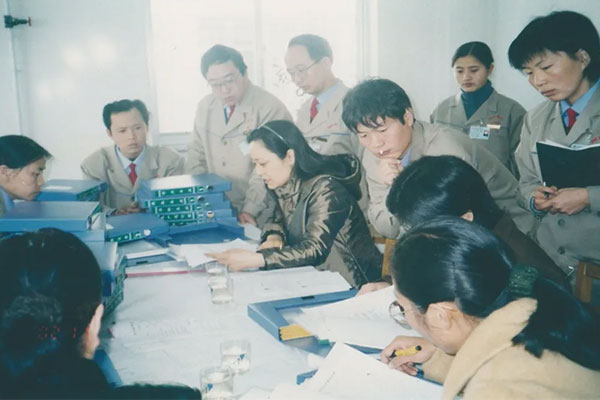 2002年GMP认证专家组对不朽情缘造药车间软件进行审核 2002年GMP认证专家组对不朽情缘造药车间软件进行审核